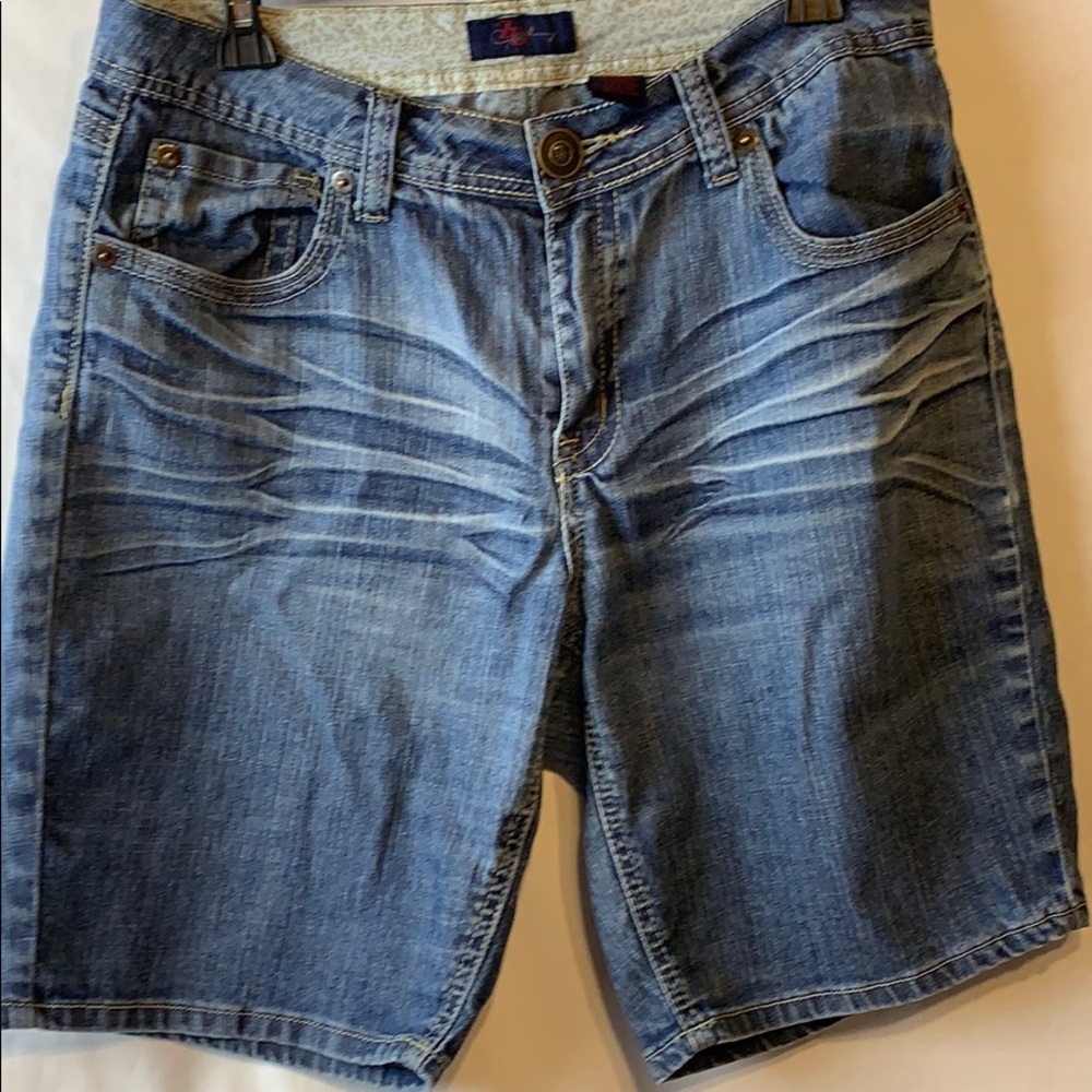 ZD Missy distressed jean shorts